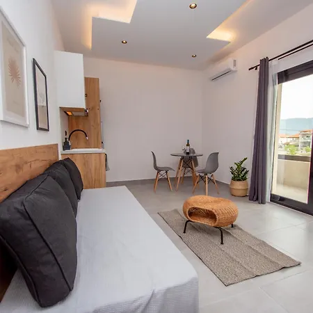 La Plaza Luxury Nea Vrasna